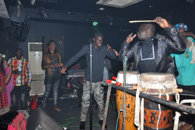 Pentecôte: Le Pape de la musique Sénégalaise montre sa conviction apaisante de chanter sur tout au Baramundi. Pentecôte: Le Pape de la musique Sénégalaise montre sa conviction apaisante de chanter sur tout au Baramundi.