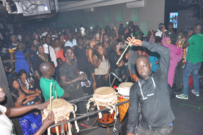 Pentecôte: Le Pape de la musique Sénégalaise montre sa conviction apaisante de chanter sur tout au Baramundi. Pentecôte: Le Pape de la musique Sénégalaise montre sa conviction apaisante de chanter sur tout au Baramundi.