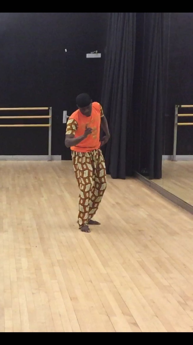 "Gouddi Maalaw" à New York le 09 Juillet 2016 avec Pape Diouf:Le danseur classique Babacar Mbaye et son groupe dans les répétitions du son "Maalaw"à l'américain. "Gouddi Maalaw" à New York le 09 Juillet 2016 avec Pape Diouf:Le danseur classique Babacar Mbaye et son groupe dans les répétitions du son "Maalaw"à l'américain.
