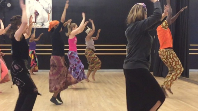 "Gouddi Maalaw" à New York le 09 Juillet 2016 avec Pape Diouf:Le danseur classique Babacar Mbaye et son groupe dans les répétitions du son "Maalaw"à l'américain. "Gouddi Maalaw" à New York le 09 Juillet 2016 avec Pape Diouf:Le danseur classique Babacar Mbaye et son groupe dans les répétitions du son "Maalaw"à l'américain.