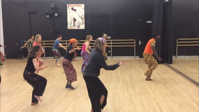 "Gouddi Maalaw" à New York le 09 Juillet 2016 avec Pape Diouf:Le danseur classique Babacar Mbaye et son groupe dans les répétitions du son "Maalaw"à l'américain. "Gouddi Maalaw" à New York le 09 Juillet 2016 avec Pape Diouf:Le danseur classique Babacar Mbaye et son groupe dans les répétitions du son "Maalaw"à l'américain.