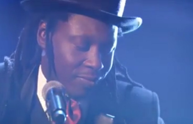 La belle voix de Faada Freedy qui reprend Bob Marley…Regardez La belle voix de Faada Freedy qui reprend Bob Marley…Regardez