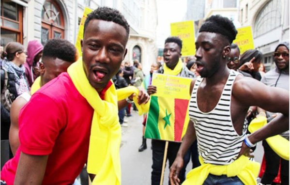 Gaypride à Bruxelles - Des homos défilent avec le drapeau du Sénégal Gaypride à Bruxelles - Des homos défilent avec le drapeau du Sénégal