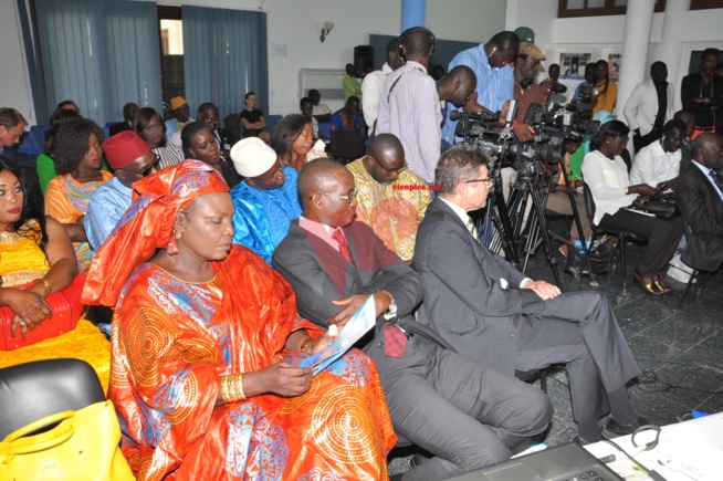 Nouvelle ambassadrice de l'ONOCD, la diva Coumba Gawlo en route pour une mission de sensibilisation de la jeunesse. Nouvelle ambassadrice de l'ONOCD, la diva Coumba Gawlo en route pour une mission de sensibilisation de la jeunesse.