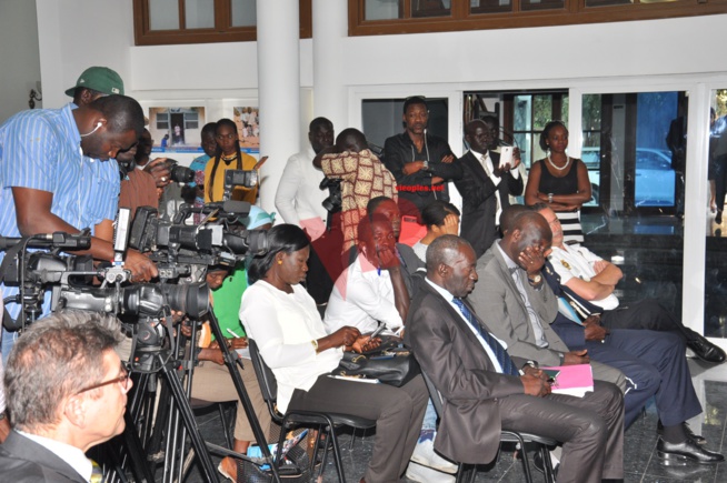 Nouvelle ambassadrice de l'ONOCD, la diva Coumba Gawlo en route pour une mission de sensibilisation de la jeunesse. Nouvelle ambassadrice de l'ONOCD, la diva Coumba Gawlo en route pour une mission de sensibilisation de la jeunesse.