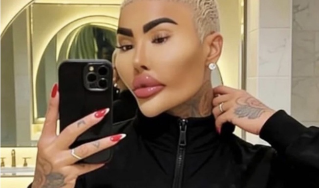 Il avait dépensé plus de 120 000 euros pour ressembler à Kim Kardashian : L’influenceur Jordan James Parke retrouvé mort à 34 ans Il avait dépensé plus de 120 000 euros pour ressembler à Kim Kardashian : L’influenceur Jordan James Parke retrouvé mort à 34 ans