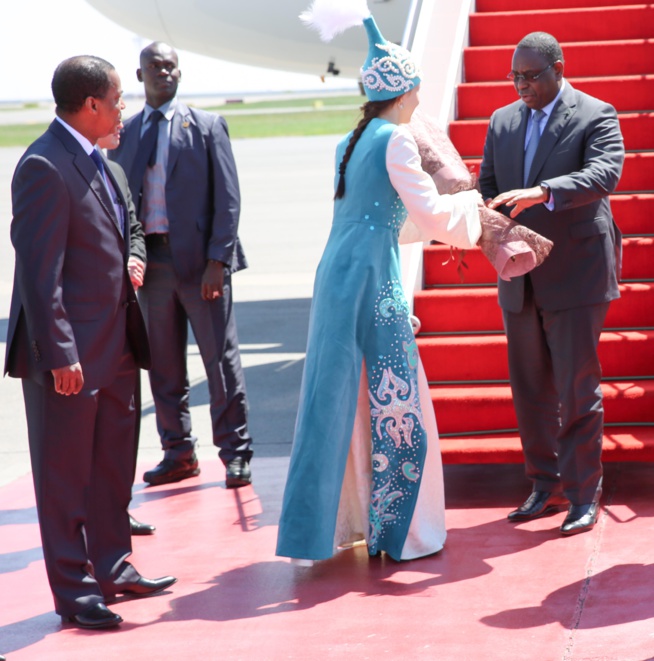 Les images de l'arrivée du Président Macky Sall et du ministre des Sports au Kazakhstan Les images de l'arrivée du Président Macky Sall et du ministre des Sports au Kazakhstan