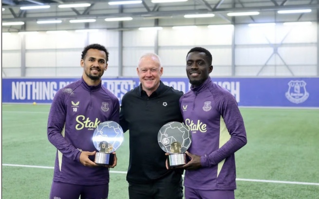 Angleterre : Les champions d’Afrique Gana Gueye et Iliman Ndiaye récompensés par l’association des footballeurs professionnels (PFA) Angleterre : Les champions d’Afrique Gana Gueye et Iliman Ndiaye récompensés par l’association des footballeurs professionnels (PFA)