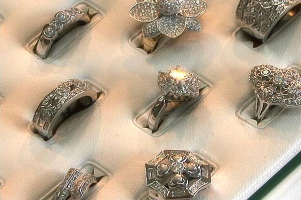 Vol de diamant : Un ancien garde du corps d’une ancienne Première dame, un policier et … Vol de diamant : Un ancien garde du corps d’une ancienne Première dame, un policier et …