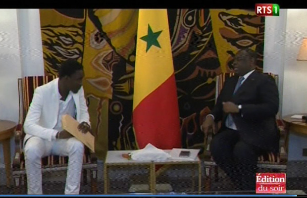 Bercy incroyable mais vrai : Wally Seck demande au président Macky de lui accorder la faveur d’avoir son père à … Bercy incroyable mais vrai : Wally Seck demande au président Macky de lui accorder la faveur d’avoir son père à …