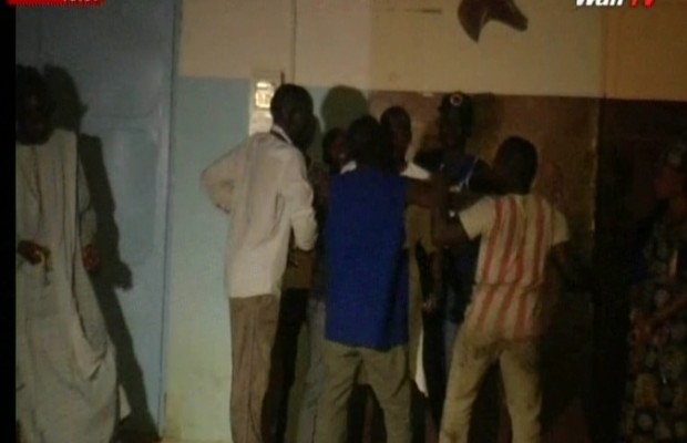 Drame à Dakar Plateau, Il balance l’amant de sa mère du 3e étage et se jette à son tour Drame à Dakar Plateau, Il balance l’amant de sa mère du 3e étage et se jette à son tour