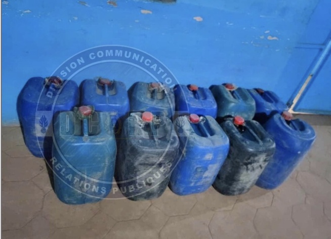 Médina Yoro Foulah : 330 litres d’essence saisis par la gendarmerie, un suspect en fuite Médina Yoro Foulah : 330 litres d’essence saisis par la gendarmerie, un suspect en fuite