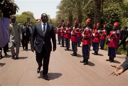 Le leader de Rewmi a négativement apprécié les titres à la Une des journaux indiquant qu’il «aurait boudé» l’appel au dialogue lancé par Macky Sall pour ce samedi. Selon lui, c’est juste que les points du dialogue ainsi que les modalités ne sont pas Le leader de Rewmi a négativement apprécié les titres à la Une des journaux indiquant qu’il «aurait boudé» l’appel au dialogue lancé par Macky Sall pour ce samedi. Selon lui, c’est juste que les points du dialogue ainsi que les modalités ne sont pas