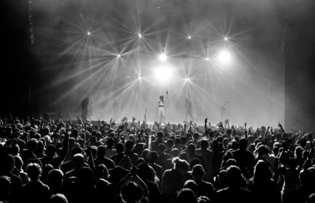 Fada Freddy réussit son concert et explose la scéne du Zénith de Paris, mais pas à guichet fermé. Fada Freddy réussit son concert et explose la scéne du Zénith de Paris, mais pas à guichet fermé.