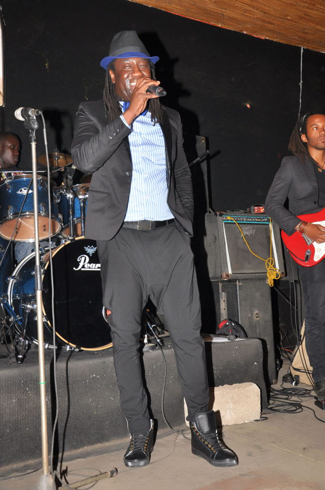 Anniversaire, le chanteur Sénégalais de Montréal Elage Diouf explose le Just 4 u avec comme guest star Pape Diouf. Regardez.
