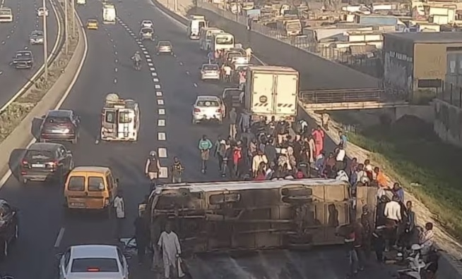 Autoroute Dakar-AIBD : Un « Ndiaga Ndiaye » se renverse à hauteur de Cambérène, d'importants bouchons signalés