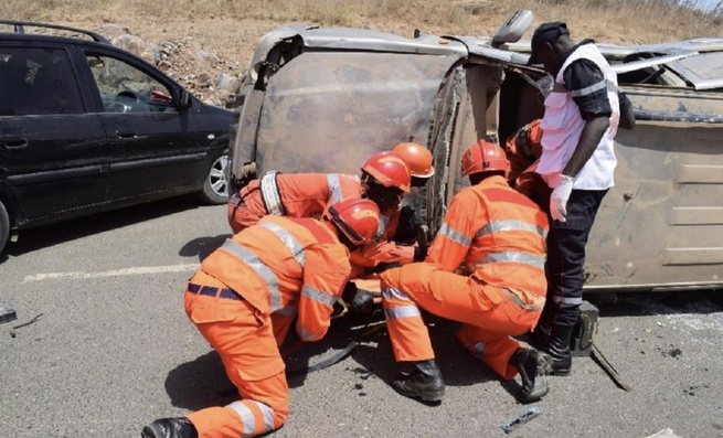 Axe Touba-Kaffrine : Une voiture s'encastre sous un camion immobilisé, le bilan est lourd Axe Touba-Kaffrine : Une voiture s'encastre sous un camion immobilisé, le bilan est lourd