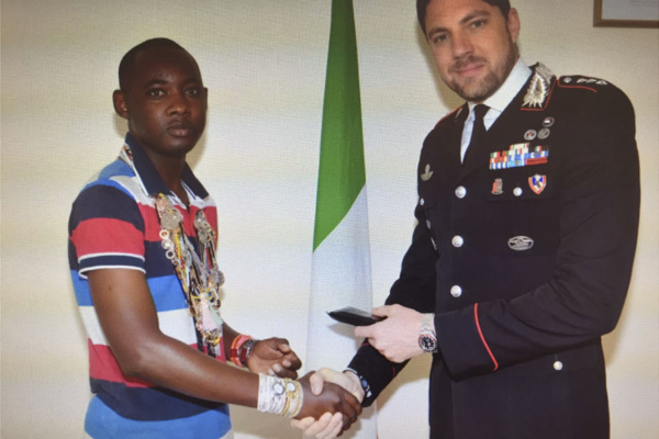 Sardaigne en Italie : La presse salue l’honnêteté du »modou modou » Cheikh Sèye Kandji… Sardaigne en Italie : La presse salue l’honnêteté du »modou modou » Cheikh Sèye Kandji…