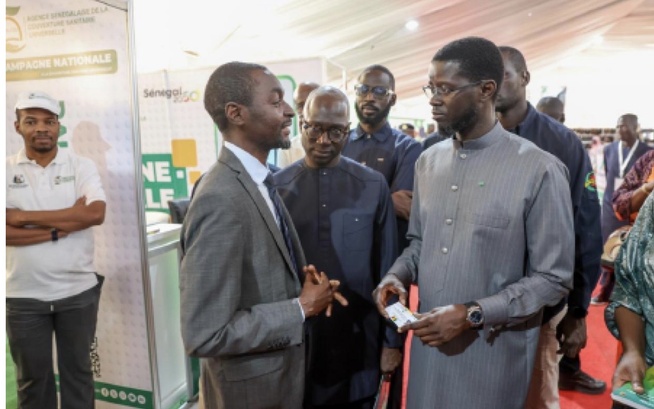 En visite au stand de la SEN-CSU à la FIARA : Le chef de l’Etat reçoit « sa » carte d’assuré