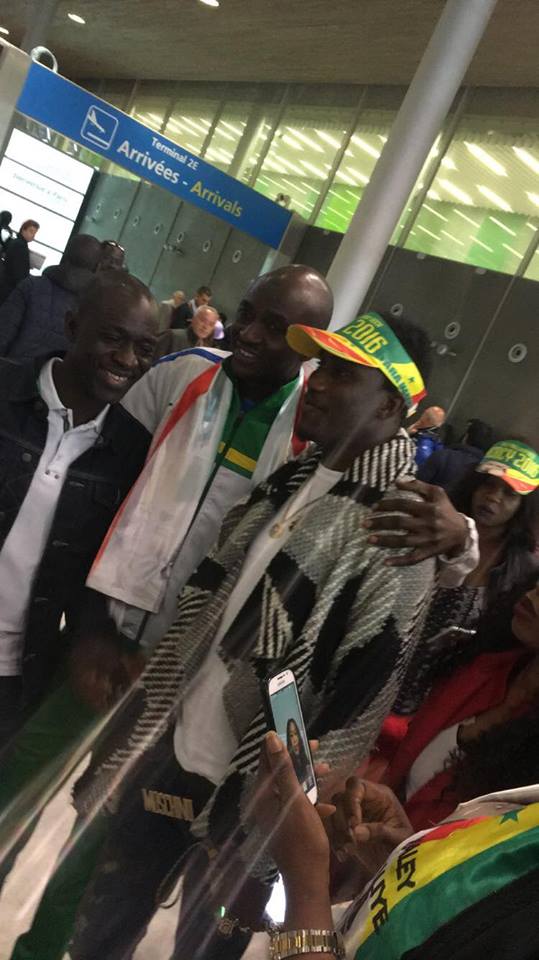 JOUR J -1 L'arrivé des musiciens et chanteurs Sénégalais à Paris pour le Bercy de Waly Seck ce 04 juin. Regardez