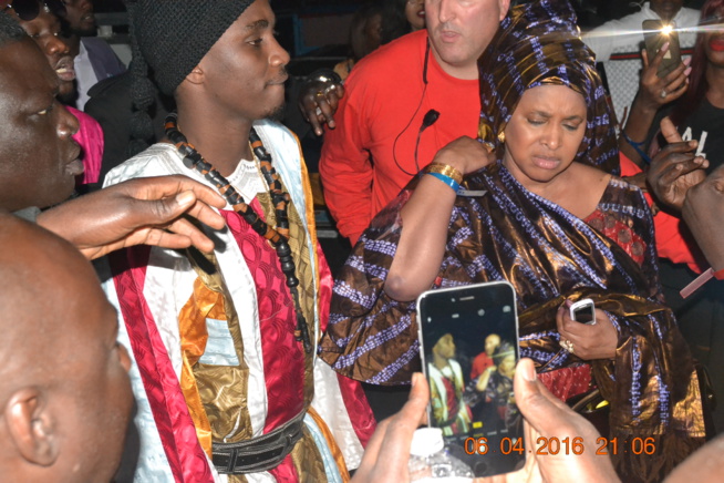 Direct de Paris: Entrée explosive de Waly Seck sur la Scène de Bercy devant les 7400 spectateurs enregistrés à 21h..