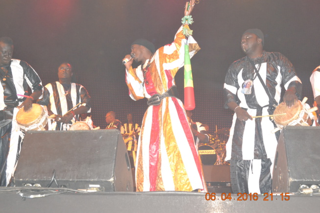 Direct de Paris: Entrée explosive de Waly Seck sur la Scène de Bercy devant les 7400 spectateurs enregistrés à 21h..