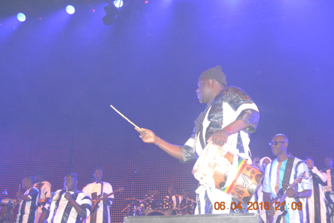 Direct de Paris: Entrée explosive de Waly Seck sur la Scène de Bercy devant les 7400 spectateurs enregistrés à 21h..