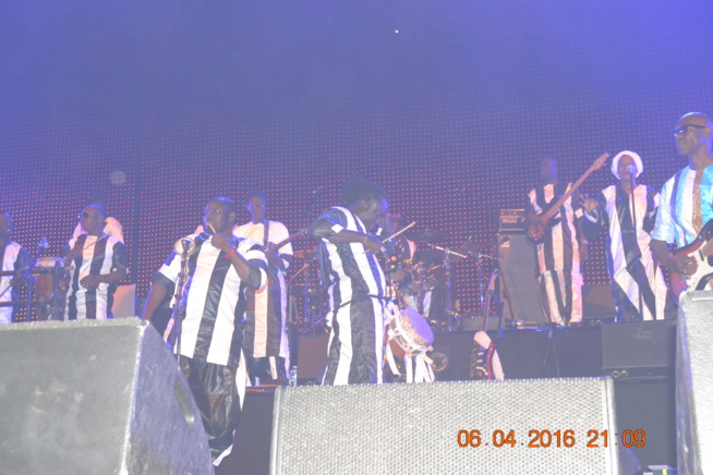 Direct de Paris: Entrée explosive de Waly Seck sur la Scène de Bercy devant les 7400 spectateurs enregistrés à 21h..