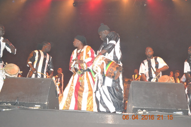 Direct de Paris: Entrée explosive de Waly Seck sur la Scène de Bercy devant les 7400 spectateurs enregistrés à 21h..
