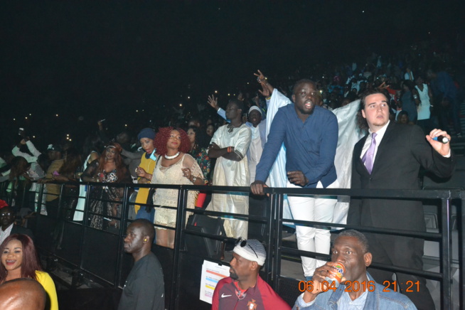 Direct de Paris: Entrée explosive de Waly Seck sur la Scène de Bercy devant les 7400 spectateurs enregistrés à 21h..