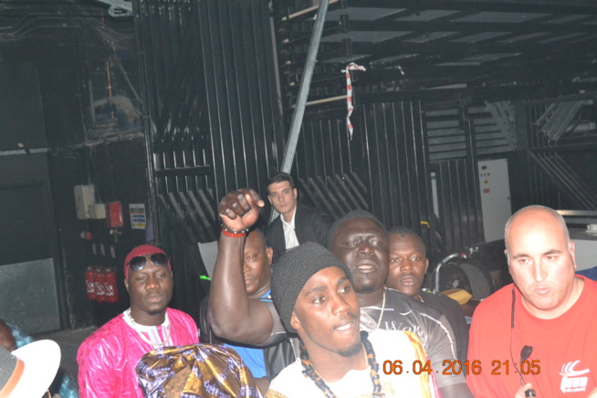Direct de Paris: Entrée explosive de Waly Seck sur la Scène de Bercy devant les 7400 spectateurs enregistrés à 21h..