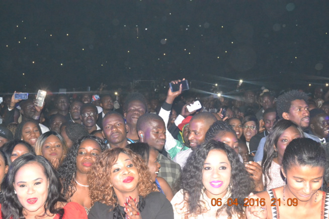 Direct de Paris: Entrée explosive de Waly Seck sur la Scène de Bercy devant les 7400 spectateurs enregistrés à 21h..