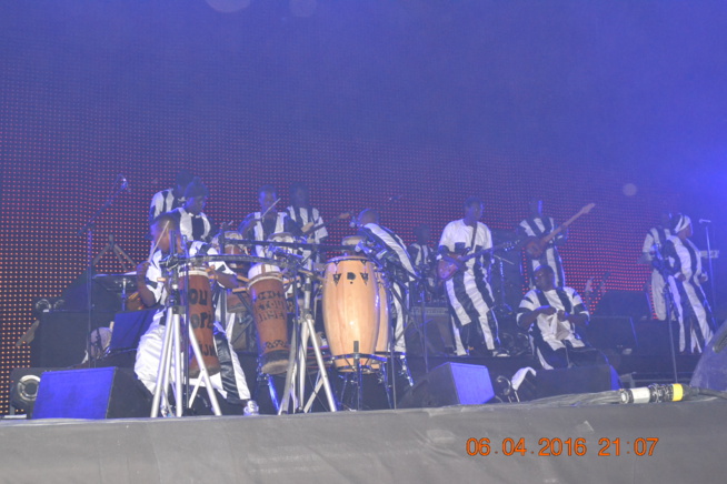 Direct de Paris: Entrée explosive de Waly Seck sur la Scène de Bercy devant les 7400 spectateurs enregistrés à 21h..