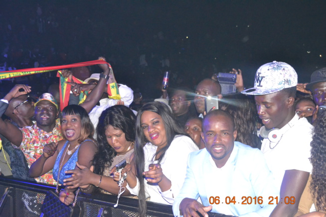 Direct de Paris: Entrée explosive de Waly Seck sur la Scène de Bercy devant les 7400 spectateurs enregistrés à 21h..