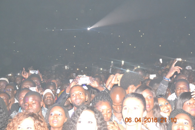 Direct de Paris: Entrée explosive de Waly Seck sur la Scène de Bercy devant les 7400 spectateurs enregistrés à 21h..