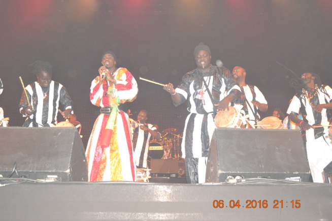 Direct de Paris: Entrée explosive de Waly Seck sur la Scène de Bercy devant les 7400 spectateurs enregistrés à 21h..