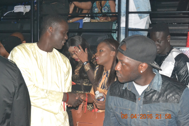 Video: Waly Seck réussi son paris à Bercy avec Sen Art Vision et Vouzenou, le palais omnisports de Bercy atteint les 9600 places à 22h 46. regardez Video: Waly Seck réussi son paris à Bercy avec Sen Art Vision et Vouzenou, le palais omnisports de Bercy atteint les 9600 places à 22h 46. regardez