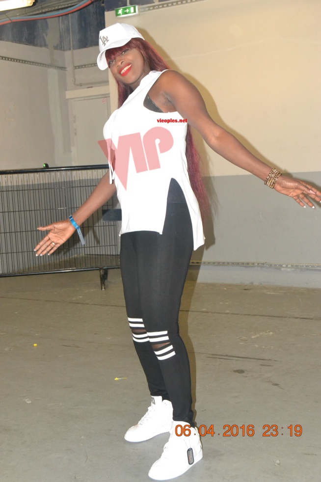 Fashion et stylée Ndeye toute heureuse à Bercy. Photos