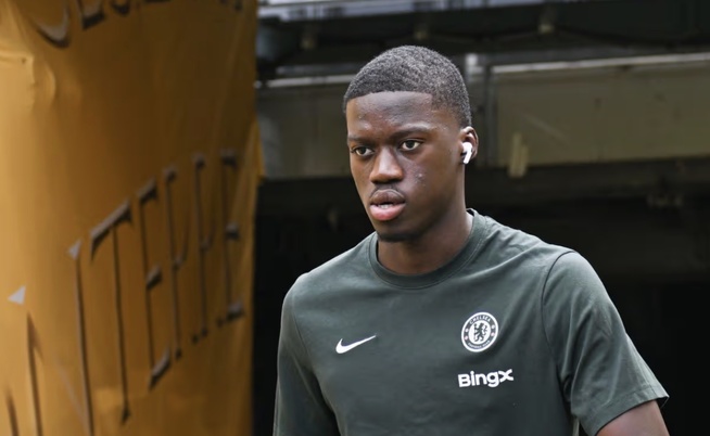 Relégué sur le banc à Chelsea : faut-il s'inquiéter pour Mamadou Sarr ? Relégué sur le banc à Chelsea : faut-il s'inquiéter pour Mamadou Sarr ?