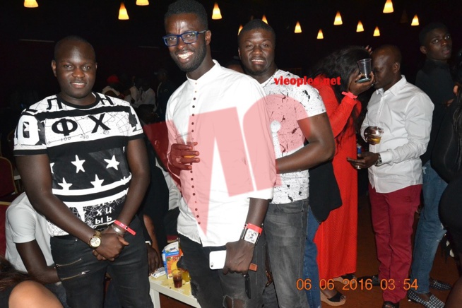 Les épicuriens de Bruxelles s'éclatent au concert de Waly au Dock Haussman. Les épicuriens de Bruxelles s'éclatent au concert de Waly au Dock Haussman.