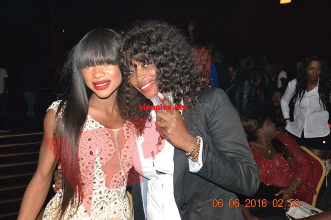 Marie Cissé la coiffeuse de Geneve en toute complicité avec les deux danseuses. Marie Cissé la coiffeuse de Geneve en toute complicité avec les deux danseuses.