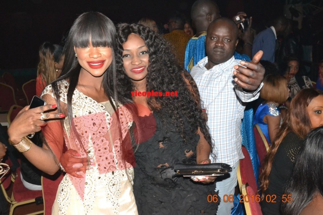 Marie Cissé la coiffeuse de Geneve en toute complicité avec les deux danseuses. Marie Cissé la coiffeuse de Geneve en toute complicité avec les deux danseuses.