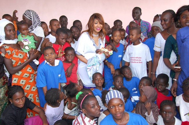 Oeuvre social ramadan: Viviane Chidid et son fans club "Cœur Vivi" ont distribué des denrées alimentaires à la maison Rose de Guédiawaye.