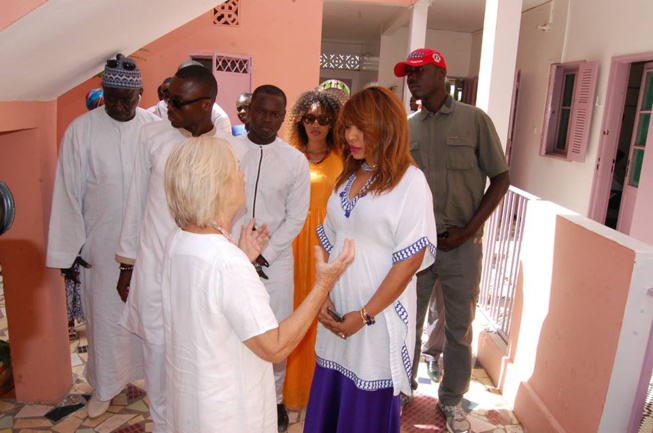 Oeuvre social ramadan: Viviane Chidid et son fans club "Cœur Vivi" ont distribué des denrées alimentaires à la maison Rose de Guédiawaye.