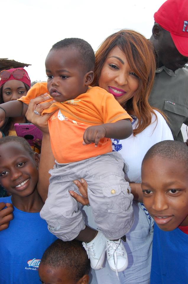 Oeuvre social ramadan: Viviane Chidid et son fans club "Cœur Vivi" ont distribué des denrées alimentaires à la maison Rose de Guédiawaye.