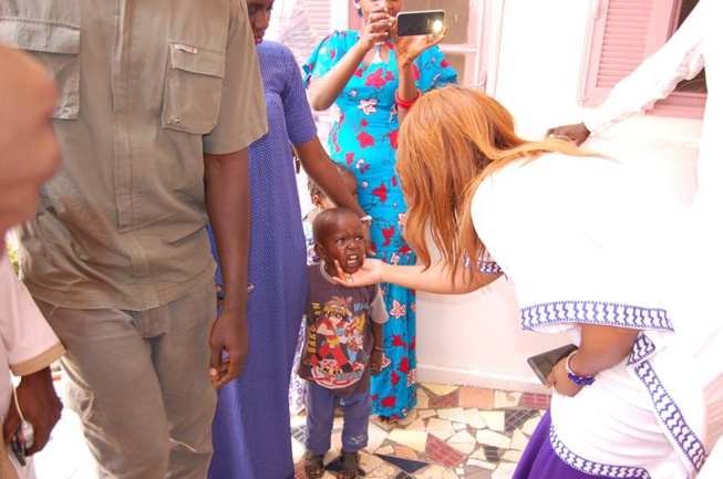 Oeuvre social ramadan: Viviane Chidid et son fans club "Cœur Vivi" ont distribué des denrées alimentaires à la maison Rose de Guédiawaye.