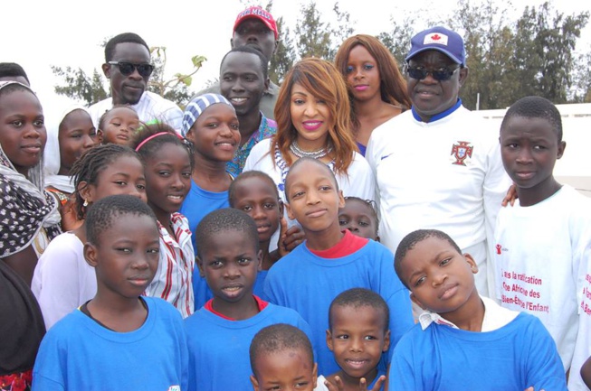 Oeuvre social ramadan: Viviane Chidid et son fans club "Cœur Vivi" ont distribué des denrées alimentaires à la maison Rose de Guédiawaye.