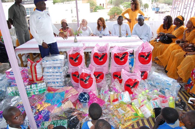 Oeuvre social ramadan: Viviane Chidid et son fans club "Cœur Vivi" ont distribué des denrées alimentaires à la maison Rose de Guédiawaye.