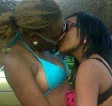La lesbienne Bousso Guéye tombe à nouveau dans les filets de la police, sa partenaire Khady diétou Ndiaye introuvable. La lesbienne Bousso Guéye tombe à nouveau dans les filets de la police, sa partenaire Khady diétou Ndiaye introuvable.