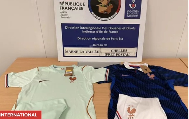 Mondial-2026: les douaniers français saisissent près de 2.300 maillots contrefaits Mondial-2026: les douaniers français saisissent près de 2.300 maillots contrefaits